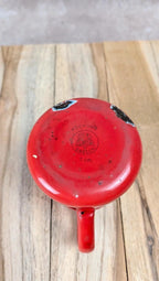Petit pot verseur émaillé rouge – Kockums Sweden 7 cm