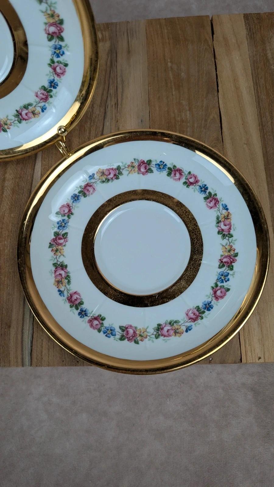 Lot de 2 sous-tasses anciennes en porcelaine de Limoges à décor floral et liseré doré