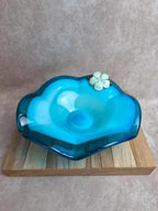 Grande coupe vintage en verre soufflé turquoise – style Murano – fleur appliquée