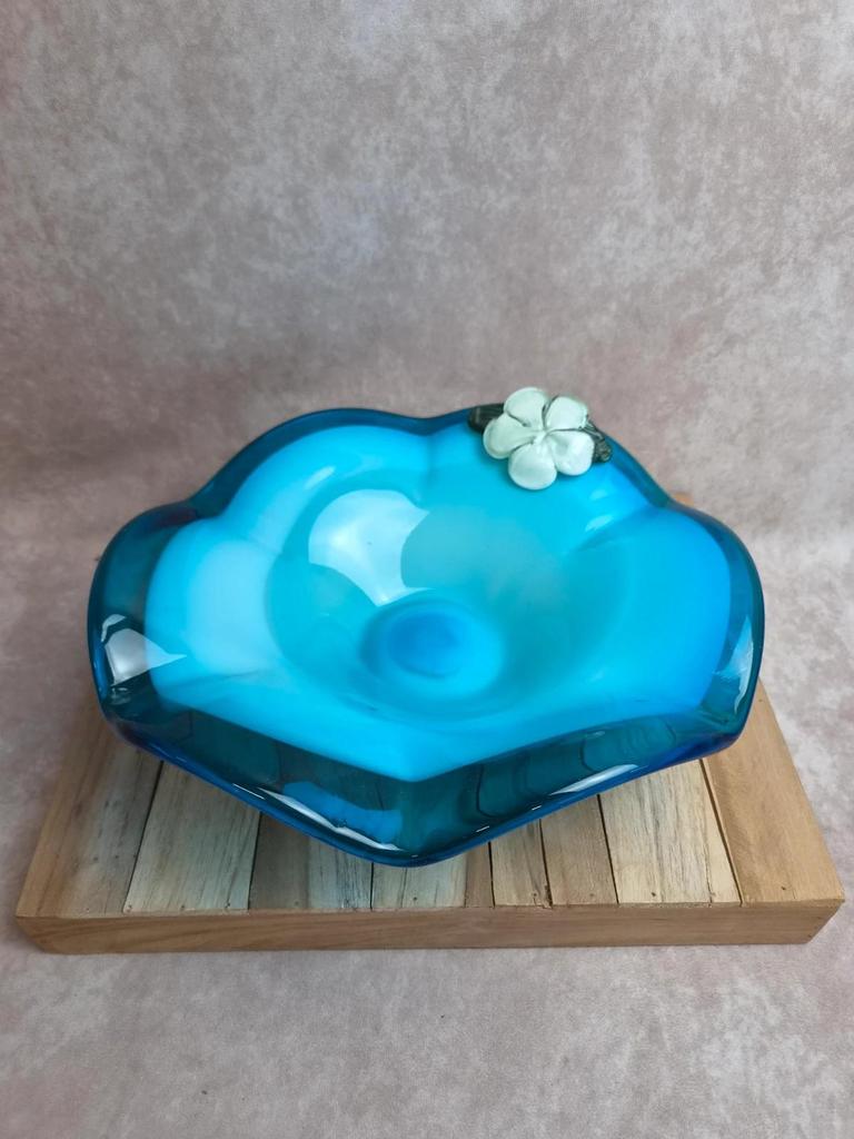 Grande coupe vintage en verre soufflé turquoise – style Murano – fleur appliquée