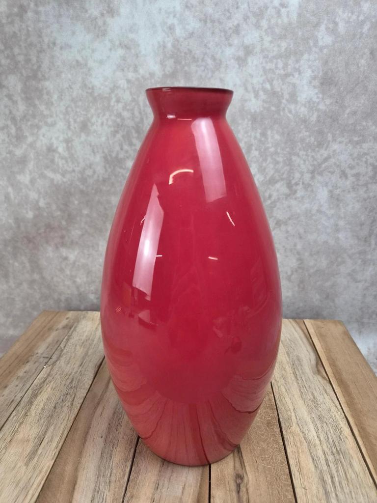 Vase vintage en verre rouge – décor floral peint à la main – signé Ar