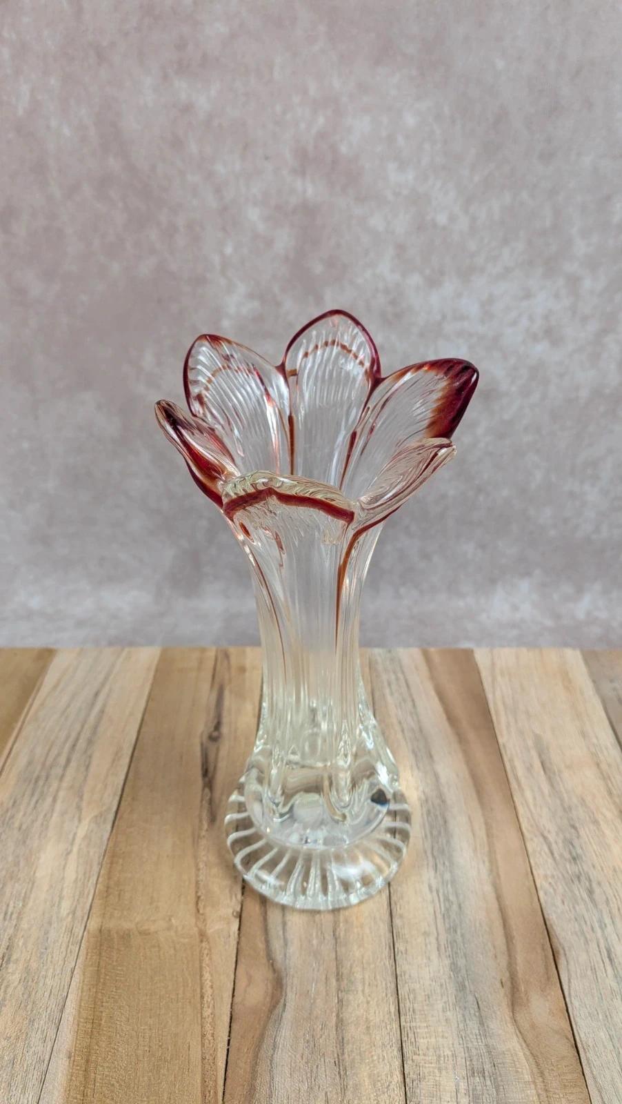 Vase en verre vintage forme fleur bord rouge rubis