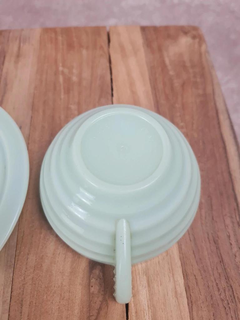 Tasse et sous-tasse vintage en verre opalin vert – Made in France