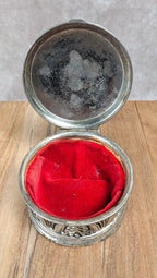 Boîte ancienne ronde en métal argenté – Intérieur velours rouge