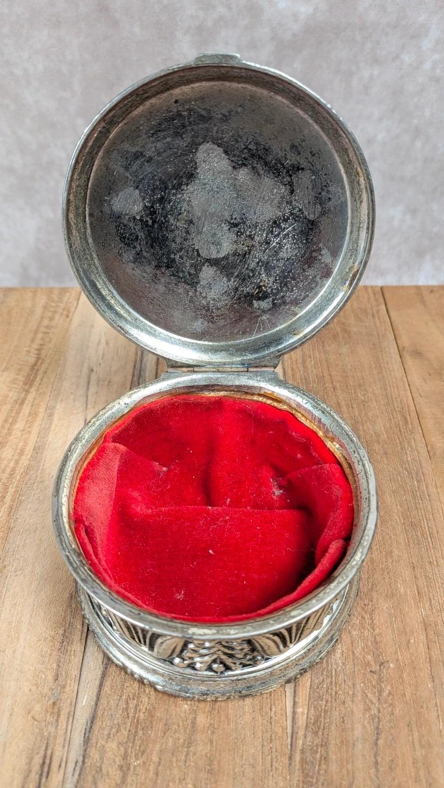 Boîte ancienne ronde en métal argenté – Intérieur velours rouge