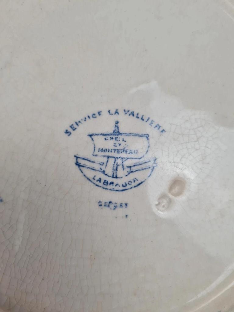 Lot de 7 assiettes plates anciennes Creil et Montereau. Service La Vallières, 23 cm