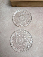 Ensemble vintage dessous de plat et dessous de bouteille en verre dans coffret en bois