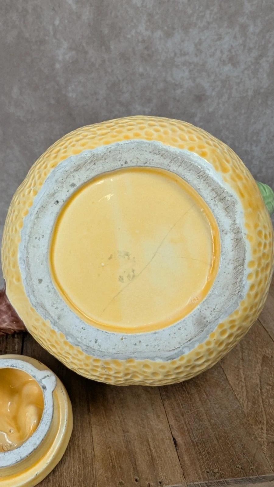 Théière ancienne en barbotine décor citron