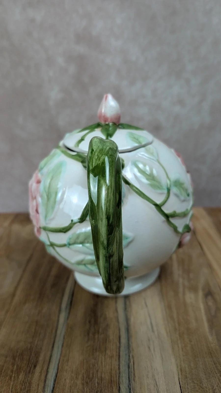 Théière ancienne en céramique fleurie Fg