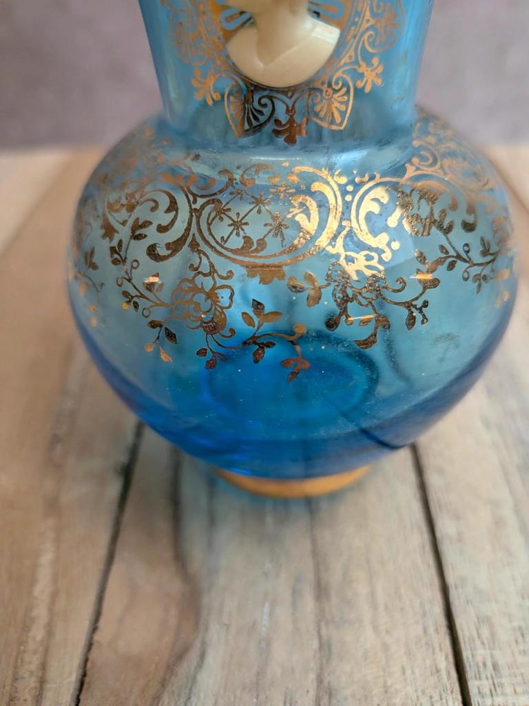 Petit vase vintage en verre bleu soufflé – camée et dorures
