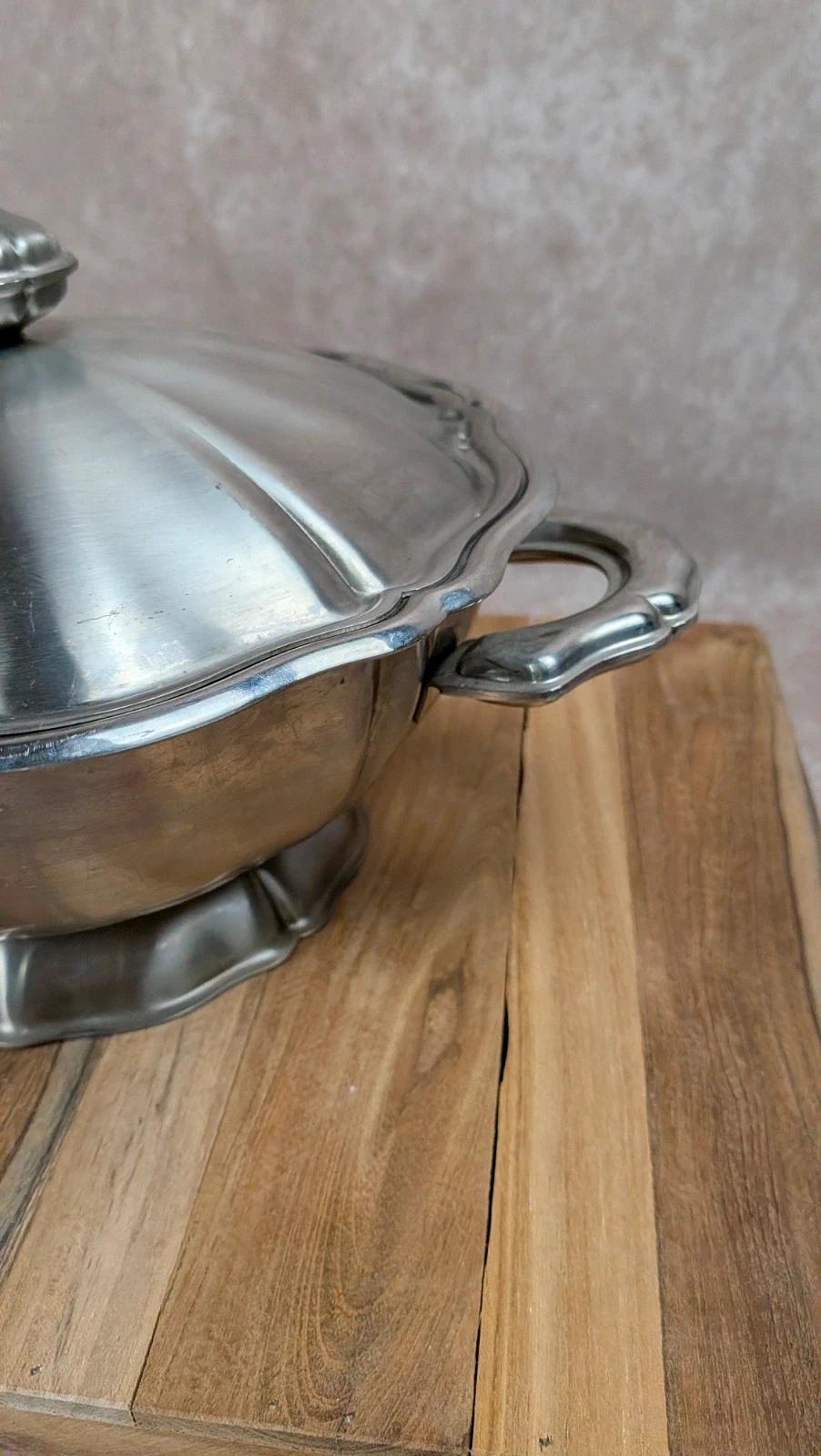 Soupière vintage en inox – Sur pied – Élégance rétro