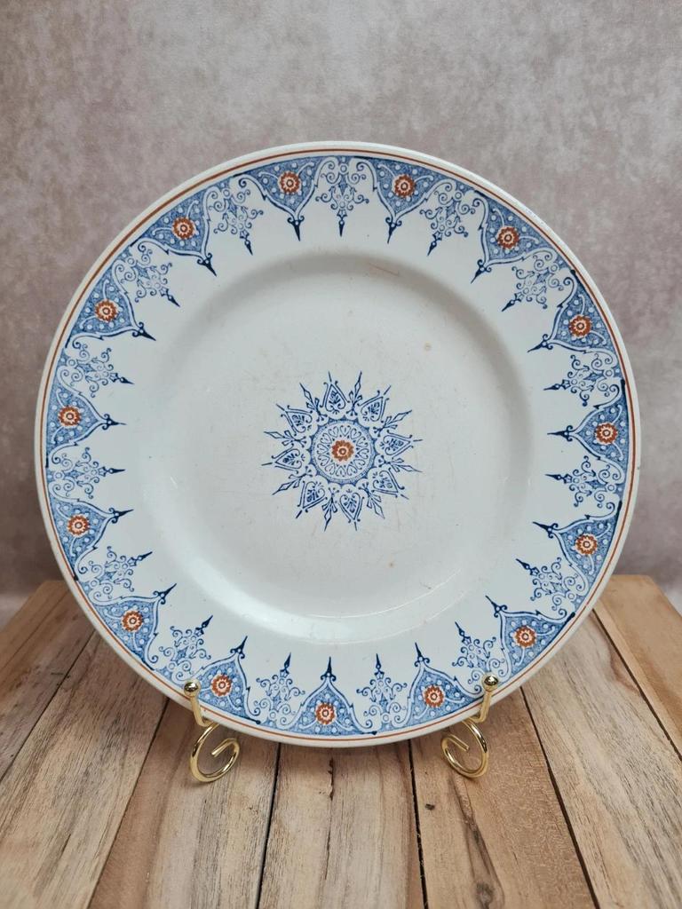 Assiette ancienne terre de fer St Amand modèle 6014 bleu & orange décor oriental 24 cm