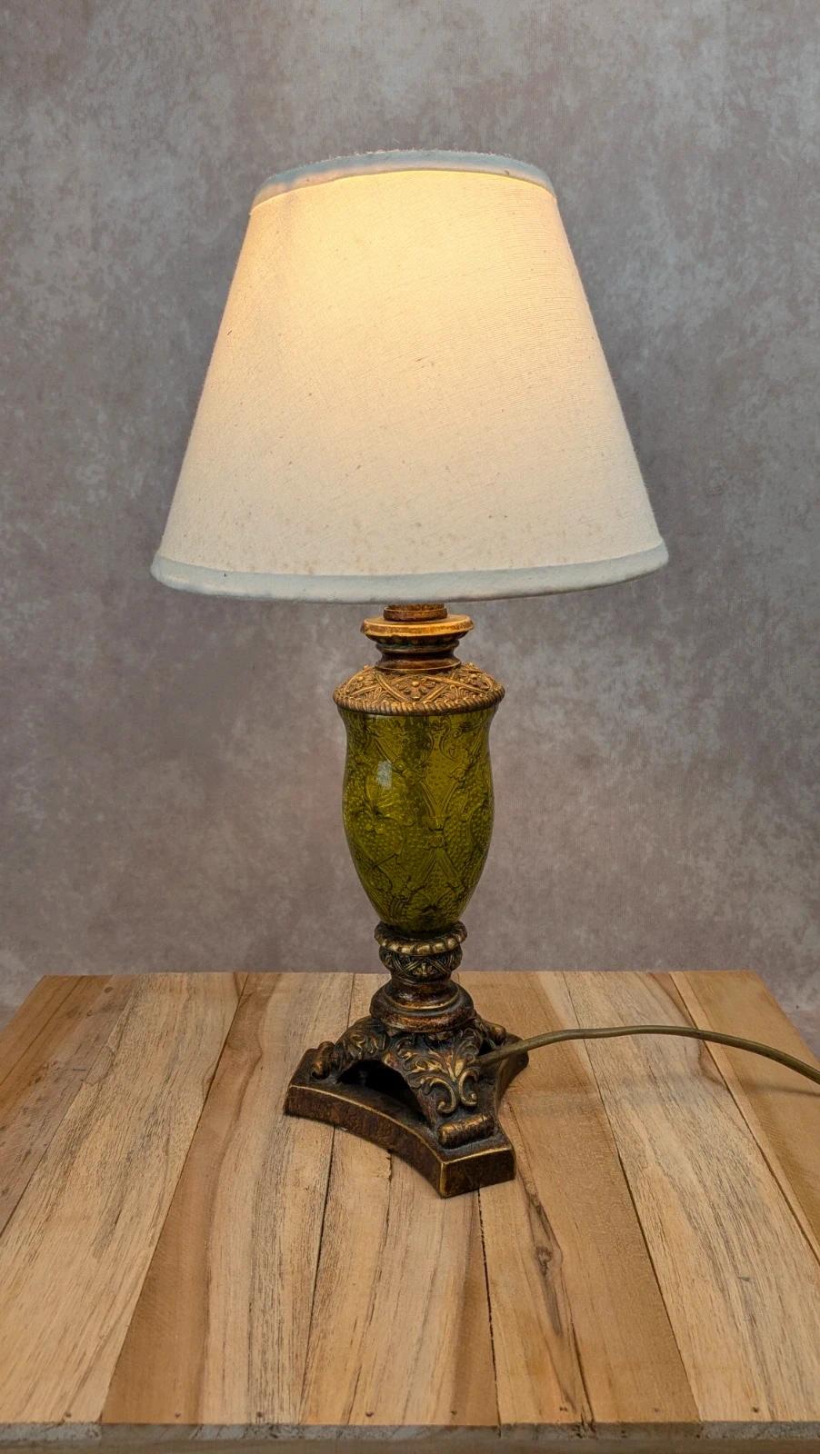 Lampe vintage pied imitation bronze & verre vert relief style ancien