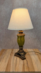 Lampe vintage pied imitation bronze & verre vert relief style ancien