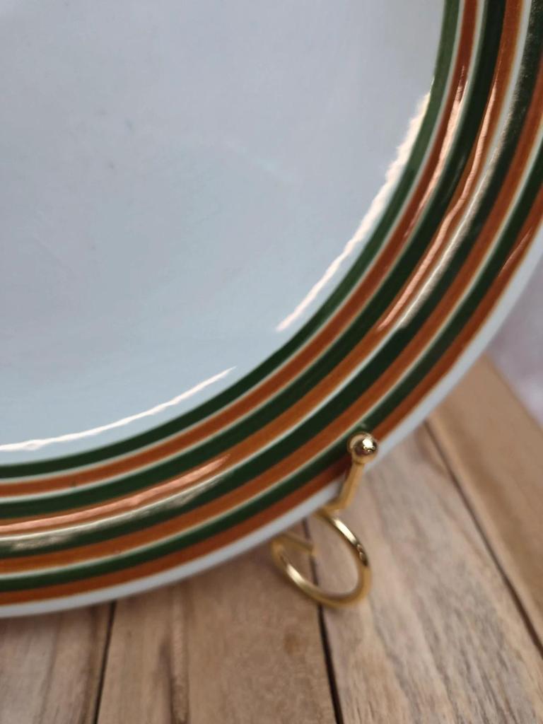 Plat rond Sarreguemines peint à la main – décor rayures vertes et brunes
