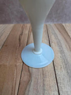 Petit vase soliflore en opaline blanche – Élégance vintage