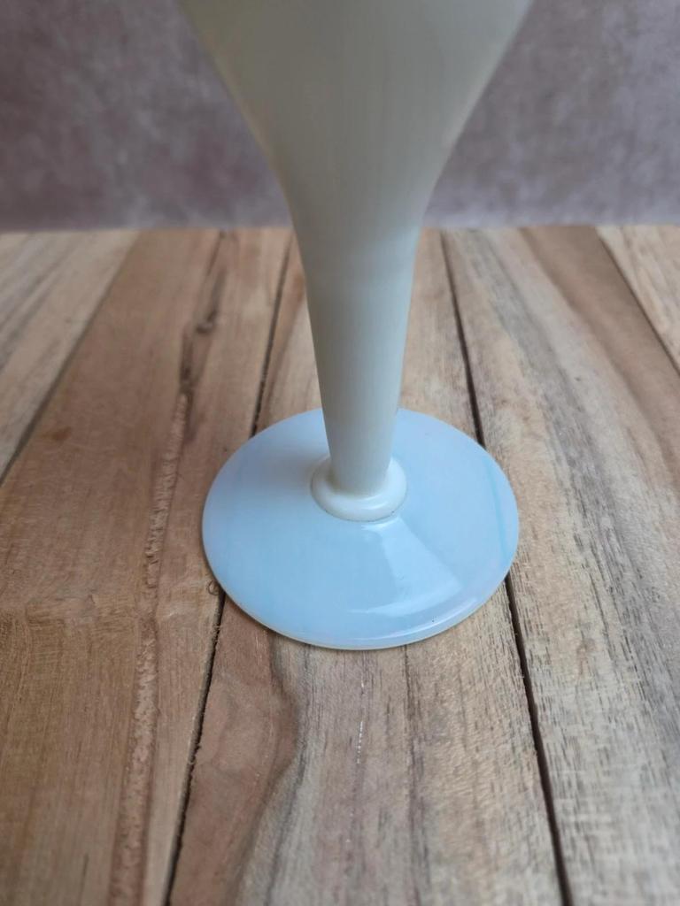 Petit vase soliflore en opaline blanche – Élégance vintage