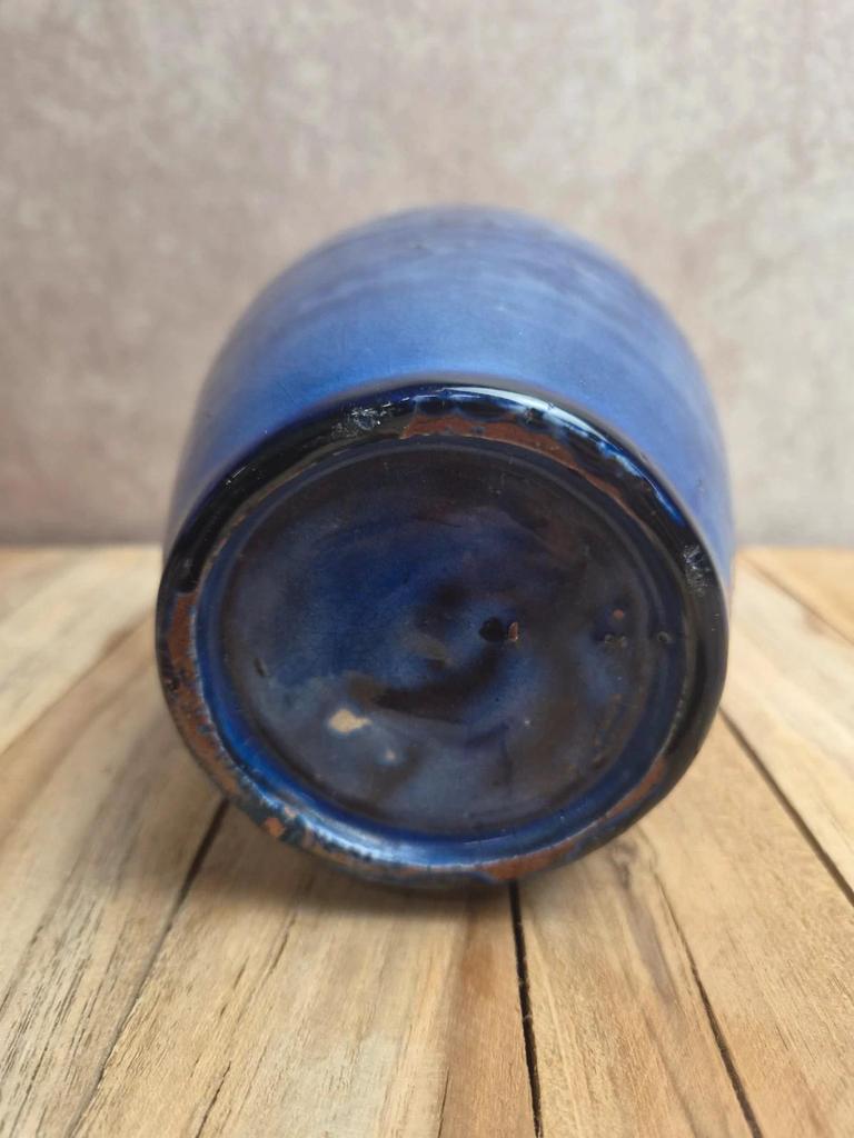 Vase artisanal vintage en terre cuite émaillée bleue – Style Safi Maroc