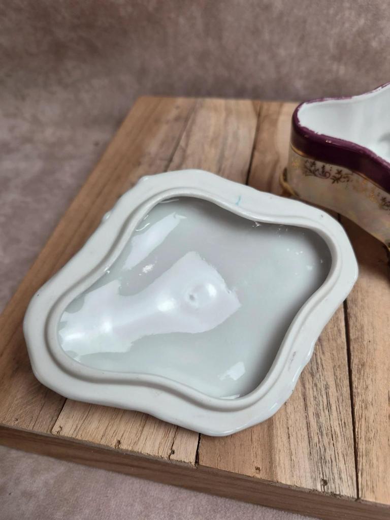 Boîte à bijoux bonbonnière porcelaine irisée – décor scène galante style Fragonard – dorures