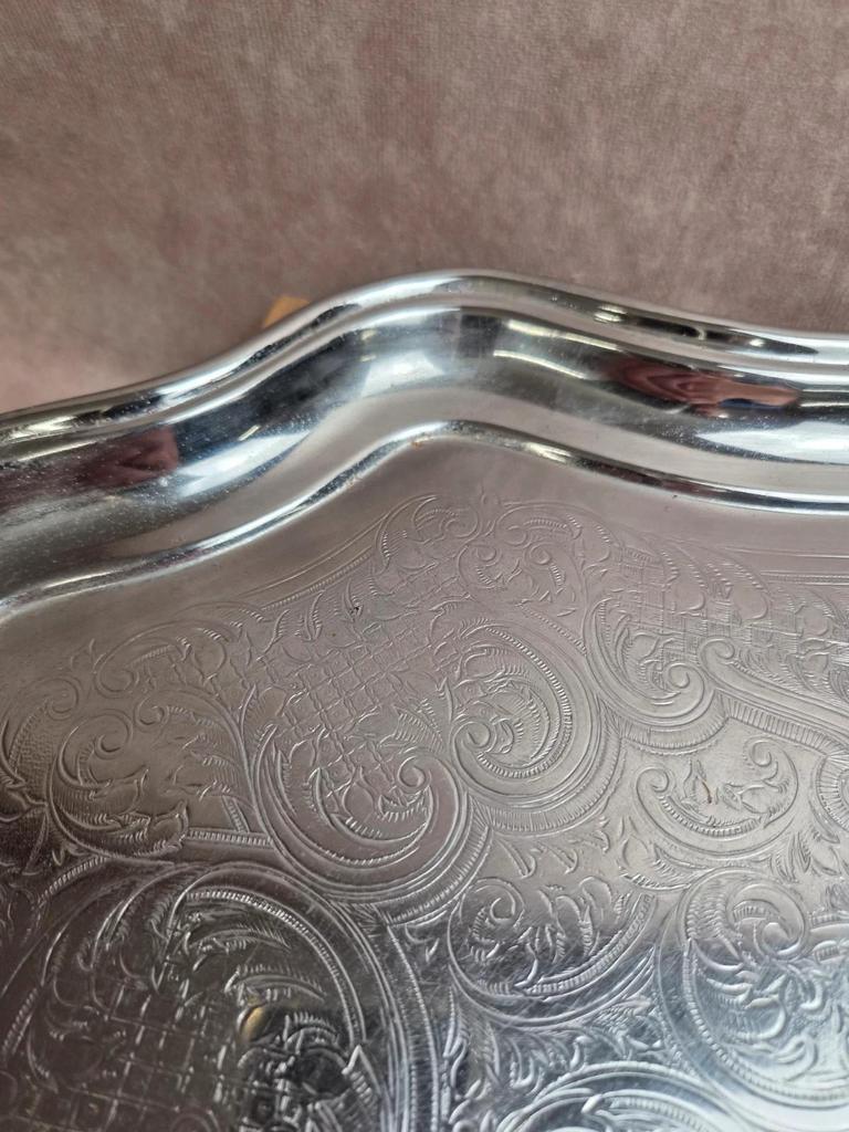 Grand plateau de service en métal argenté anglais – Décor rocaille & poignées coquillage