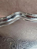 Grand plateau de service en métal argenté anglais – Décor rocaille & poignées coquillage