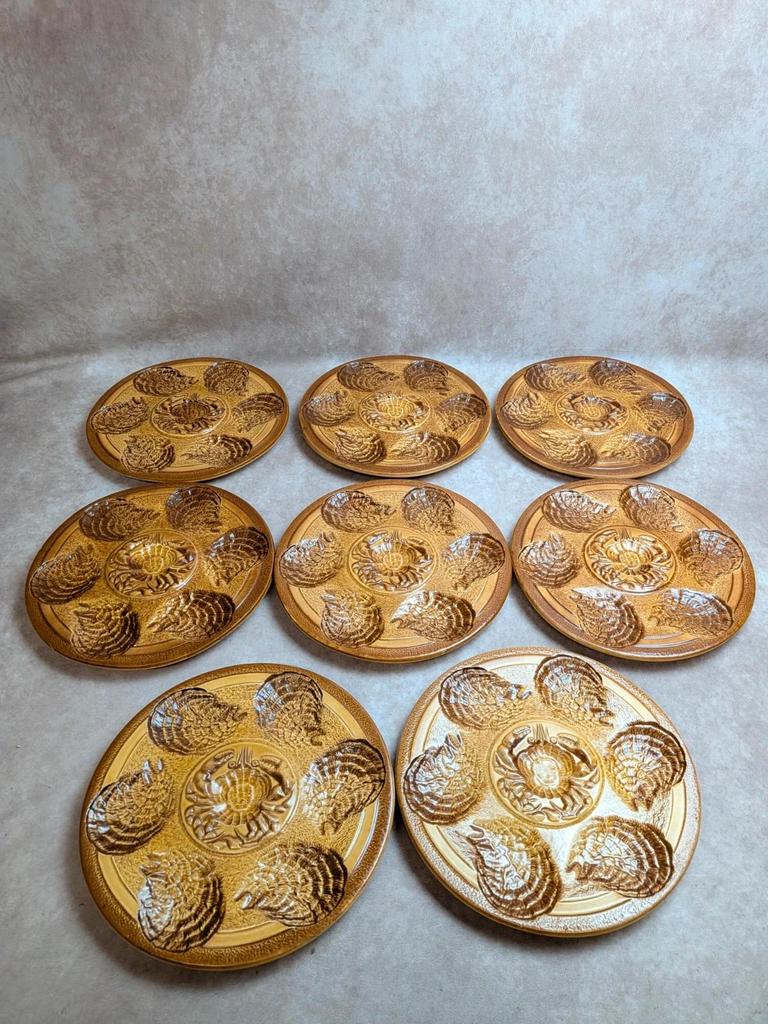 Lot de 8 assiettes à huîtres vintage en barbotine – Ateliers du Revernay