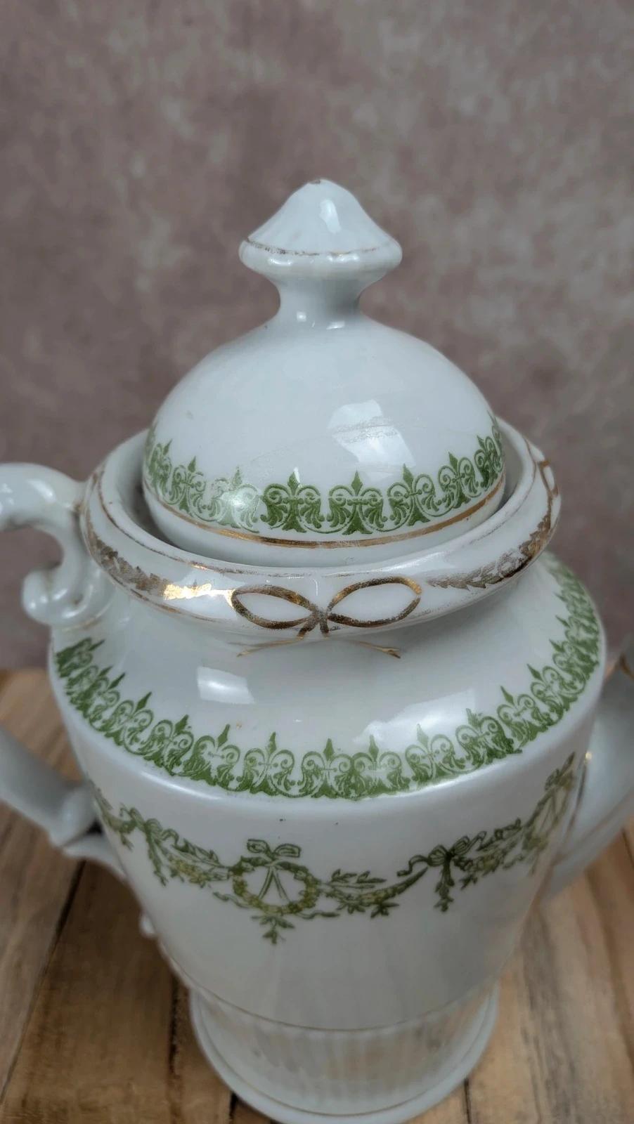 Théière anglaise ancienne en porcelaine décor vert