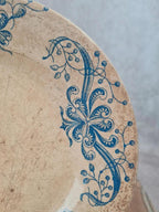 Assiette ancienne modèle “joconde”, décor bleu victorien
