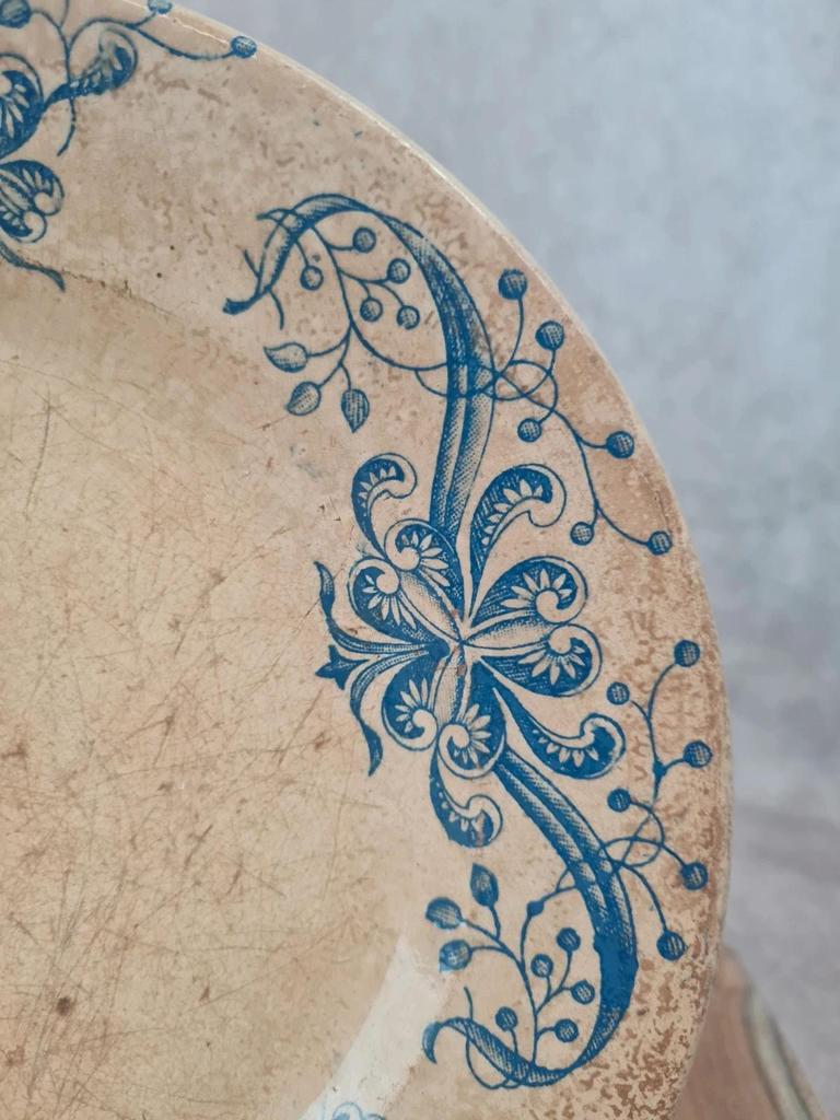 Assiette ancienne modèle “joconde”, décor bleu victorien