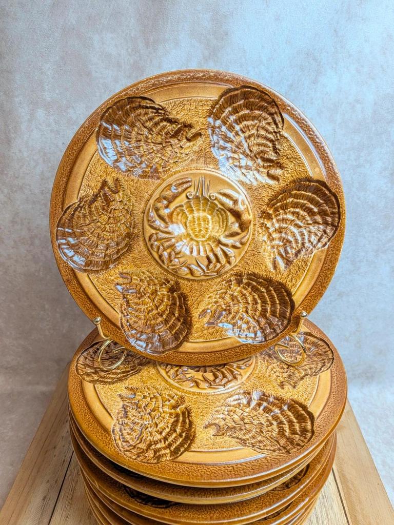 Lot de 8 assiettes à huîtres vintage en barbotine – Ateliers du Revernay