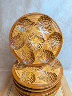 Lot de 8 assiettes à huîtres vintage en barbotine – Ateliers du Revernay