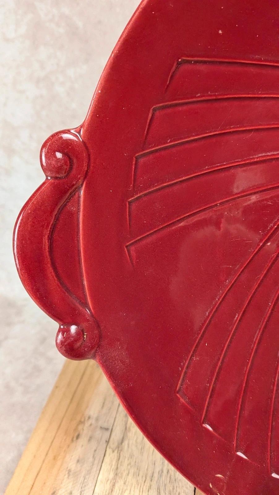 Plat en céramique rouge Art déco – Relief géométrique