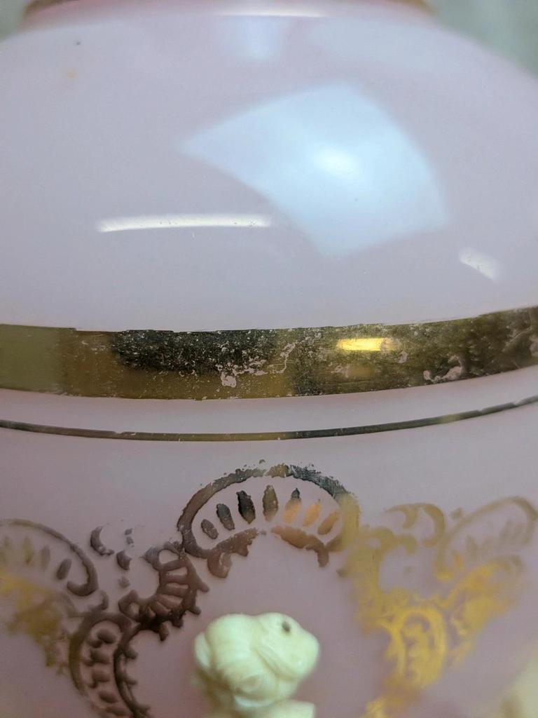 Vase en opaline rose à décor camées et dorures
