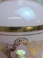 Vase en opaline rose à décor camées et dorures