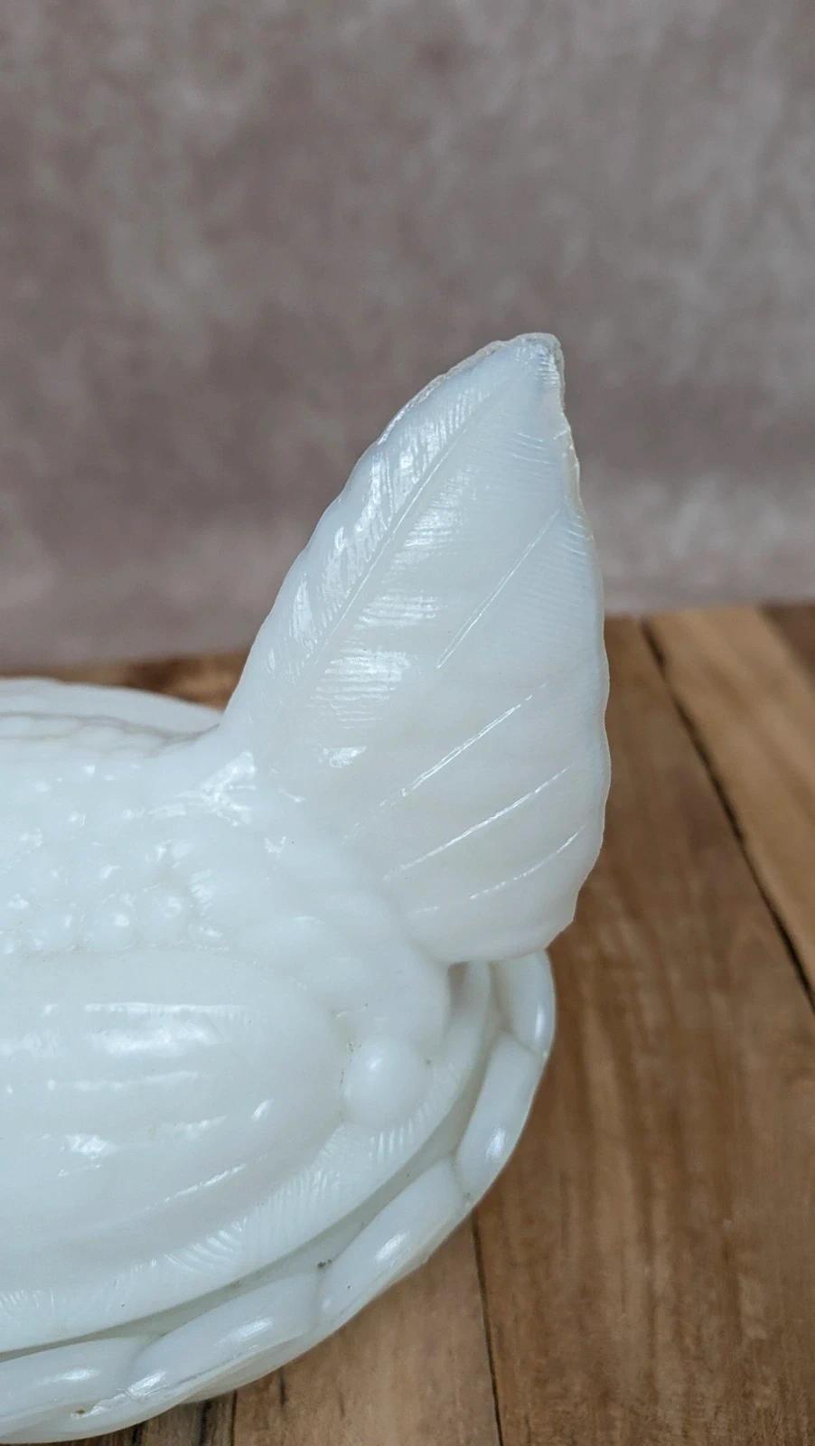 Poule sur panier en verre opalin blanc – marquée Sv