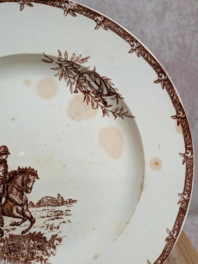 Plat ancien en terre de fer Jules Vieillard Bordeaux modèle Chasseur
