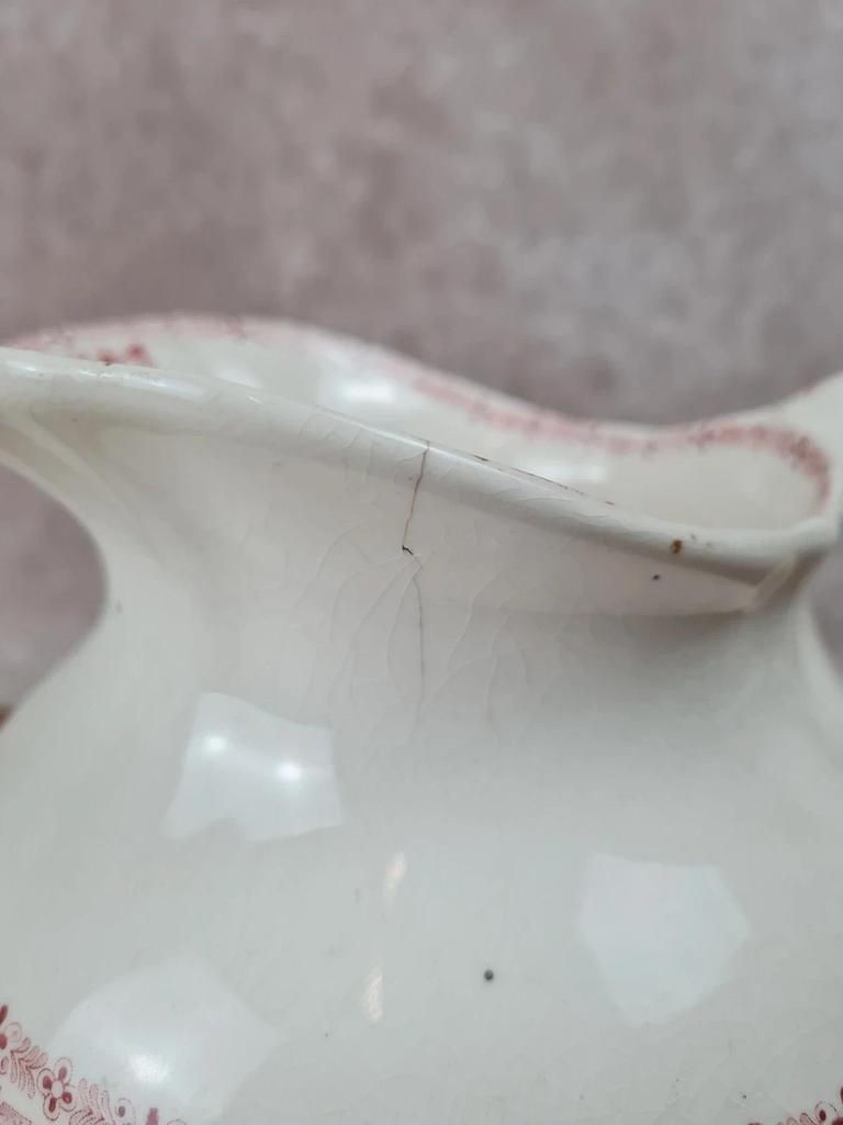 Ancien pot à eau, Au Planteur de Caïfa, Terre de Fer, décor Guirlande