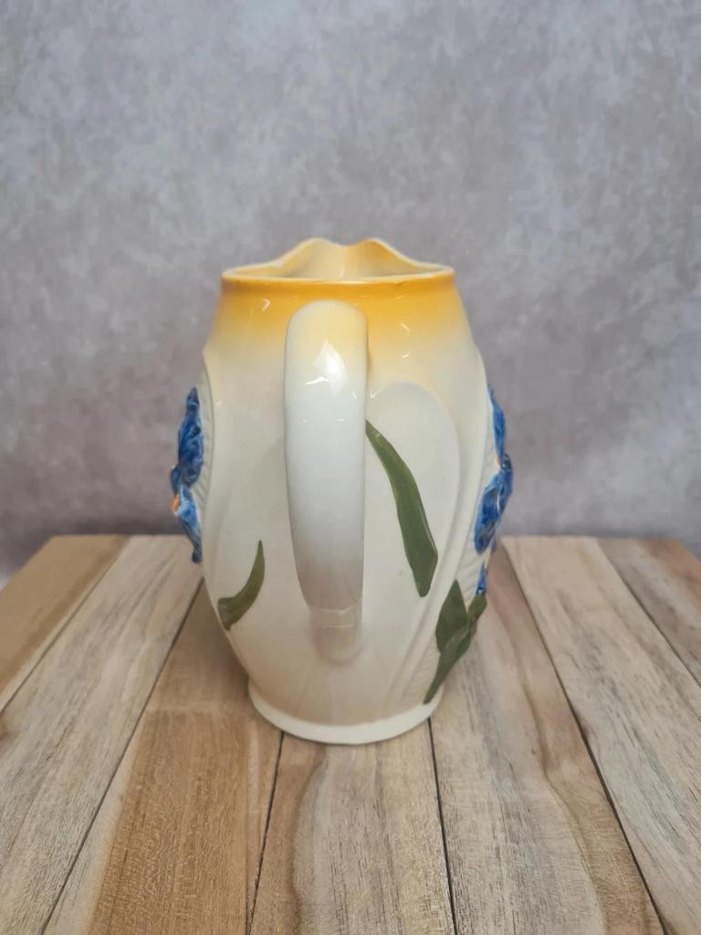 Pichet barbotine vintage décor iris bleu relief