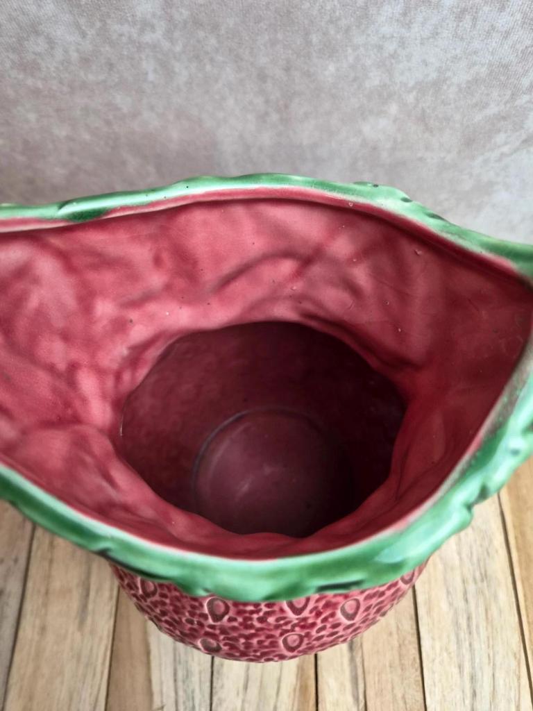 Pichet en barbotine forme fraise – céramique vintage