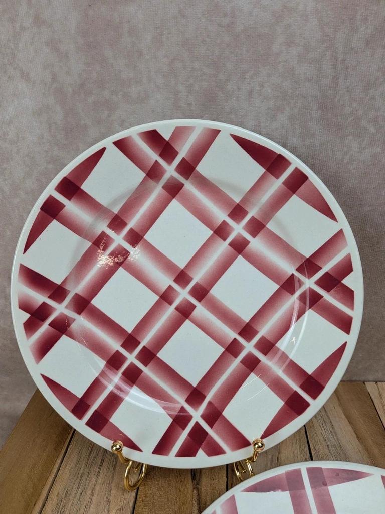 Lot de 2 assiettes anciennes Badonviller – décor Vichy bordeaux rouge