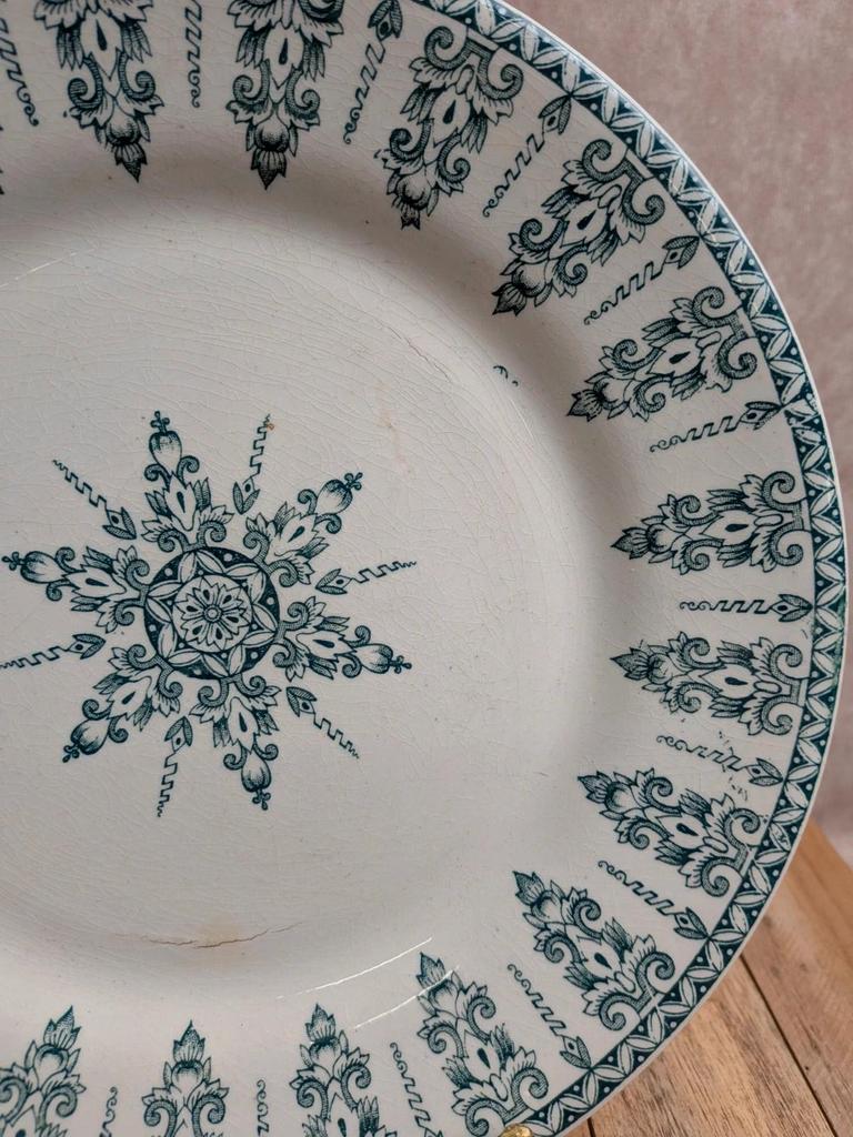 Assiette plate Terre de fer Gien – Modèle Annam – Décor vert ancien