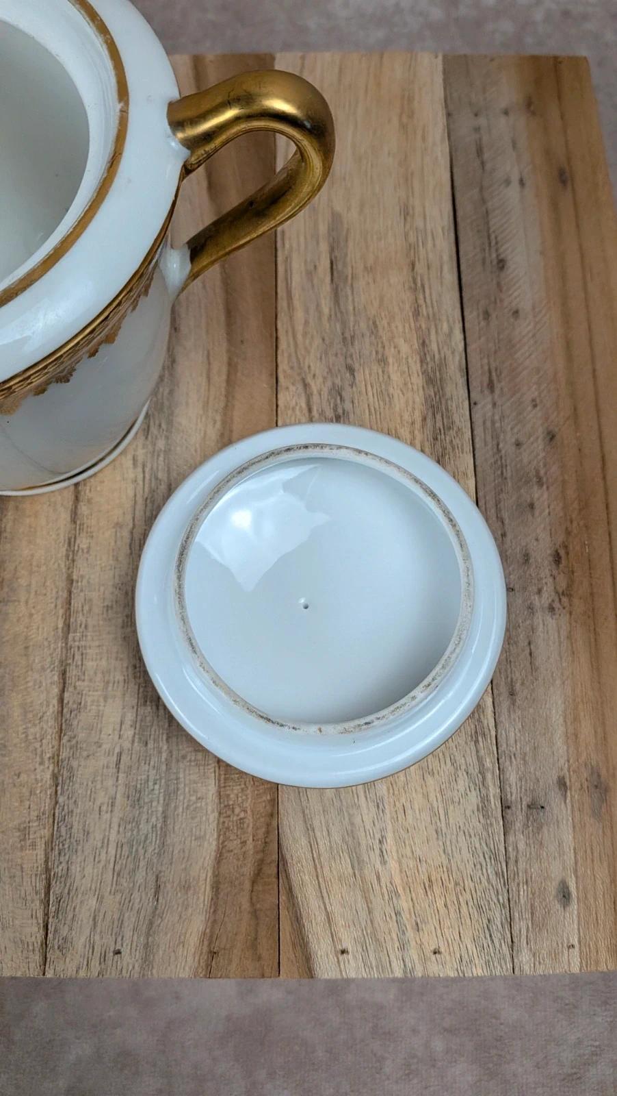 Sucrier ancien en porcelaine de Limoges – décor doré élégant
