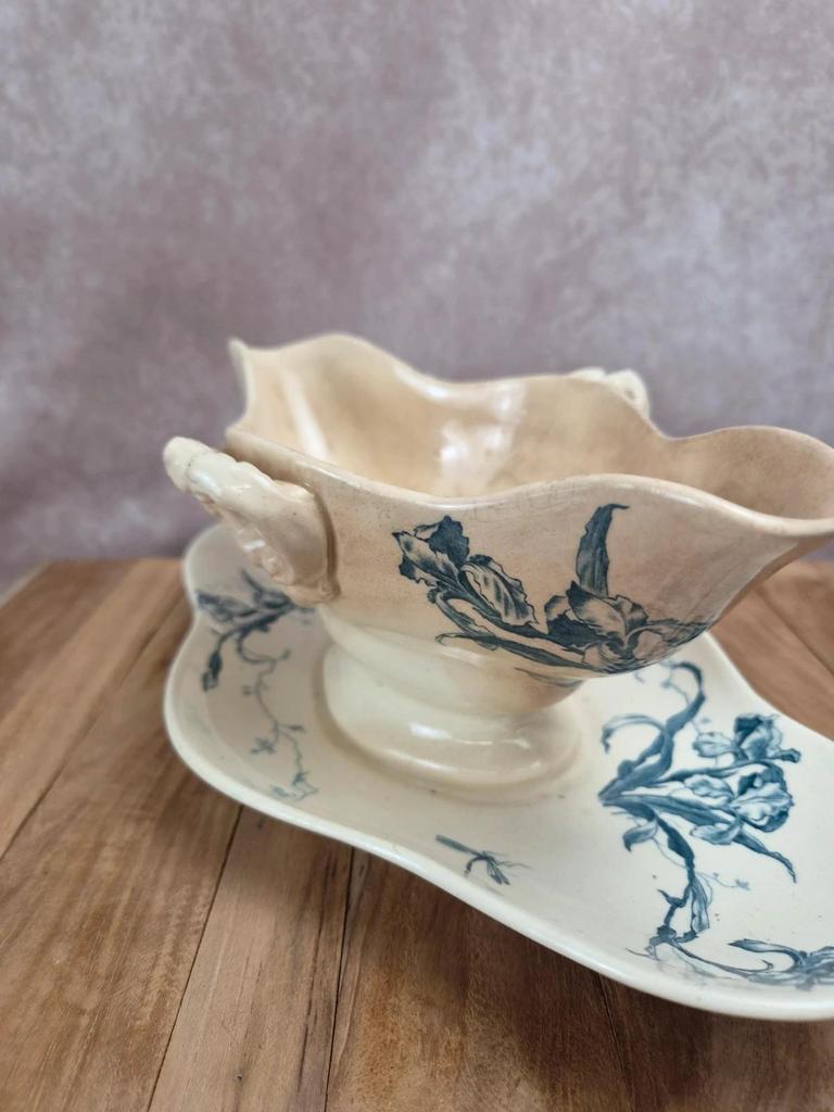 Saucière ancienne Gien Iris terre de fer fin Xixe siècle