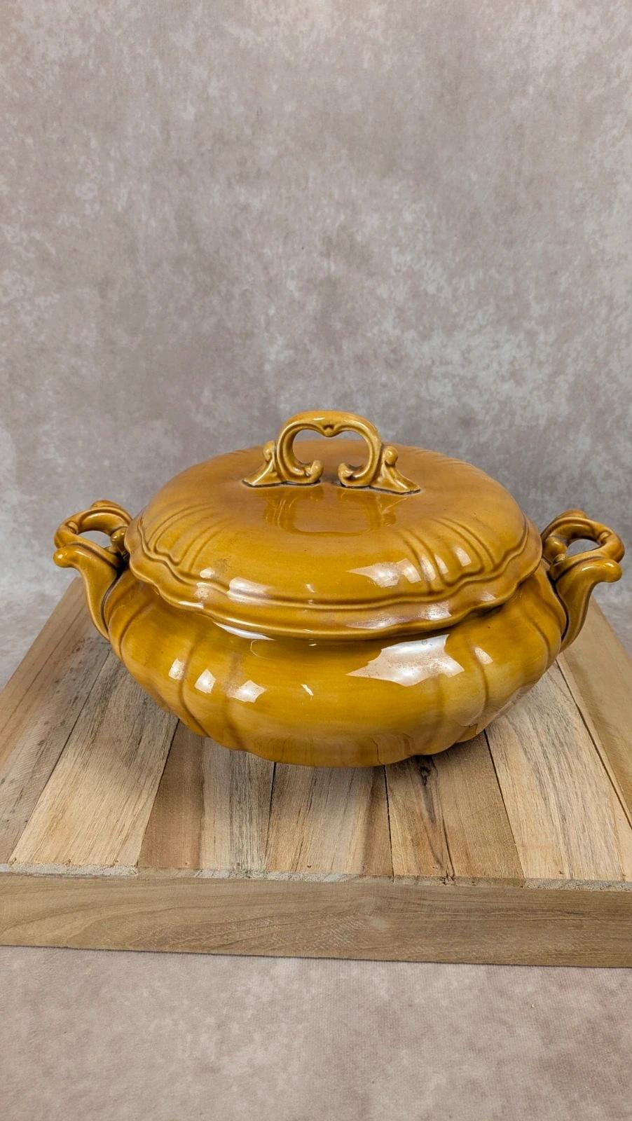 Soupière vintage en céramique émaillée jaune moutarde avec couvercle