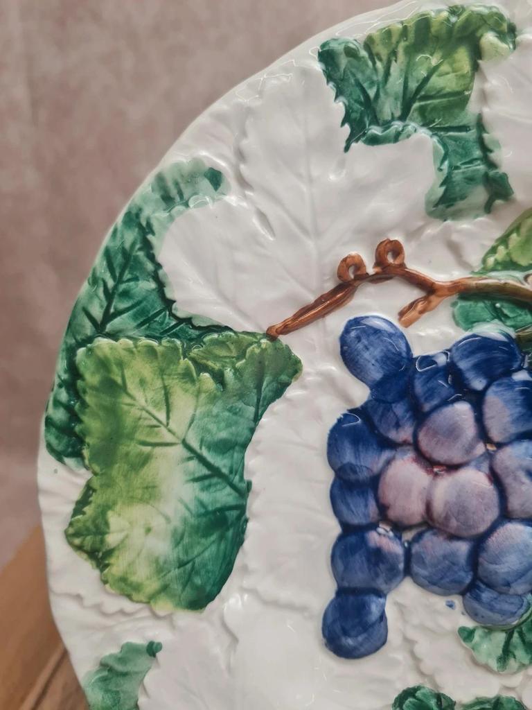 Assiette barbotine vintage décor raisin – relief feuillage 🍇🌿