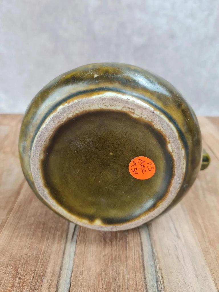 Pichet vintage faïence vert olive & intérieur turquoise – attribué à Onnaing