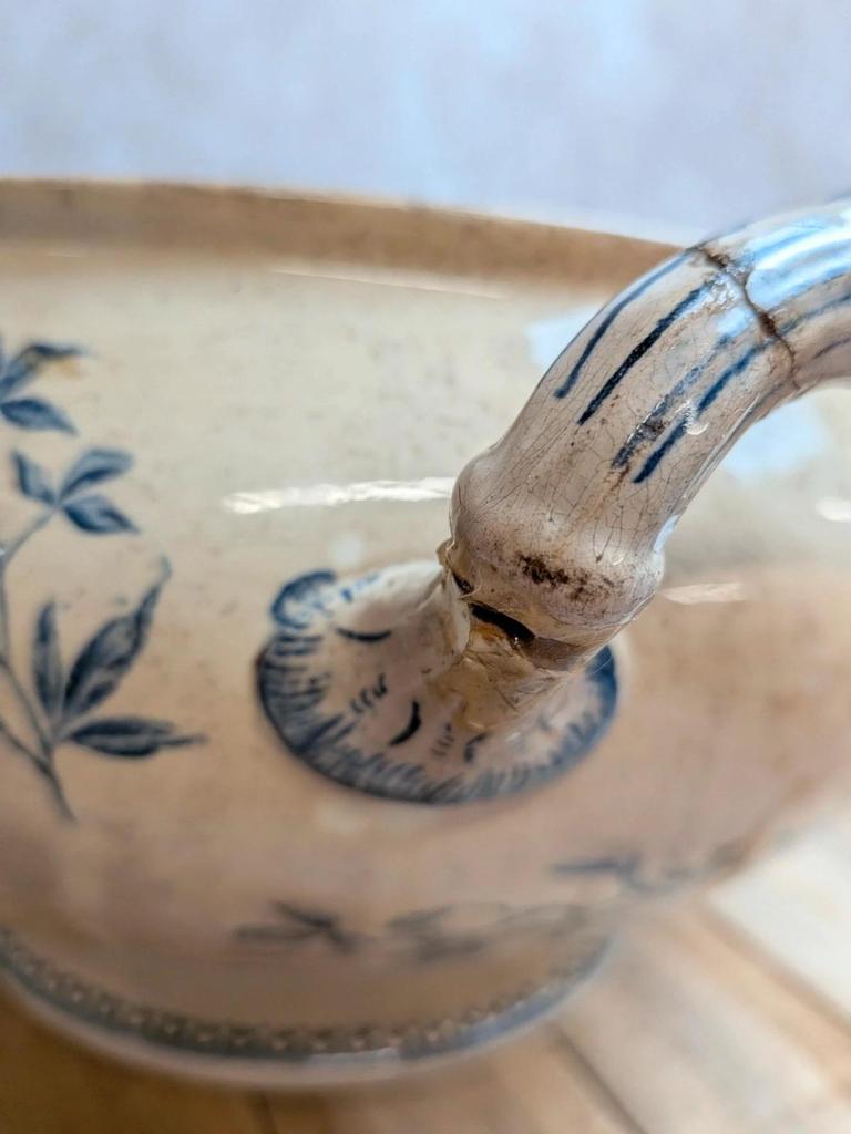 Grande soupière ancienne en terre de fer Creil et Montereau – Perruche