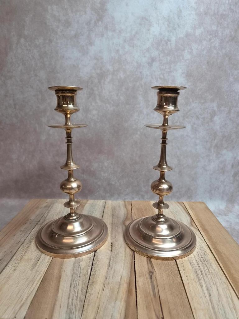 Paire de bougeoirs anciens en laiton massif – Élégance classique et intemporelle