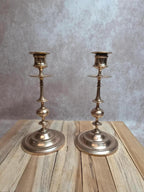 Paire de bougeoirs anciens en laiton massif – Élégance classique et intemporelle