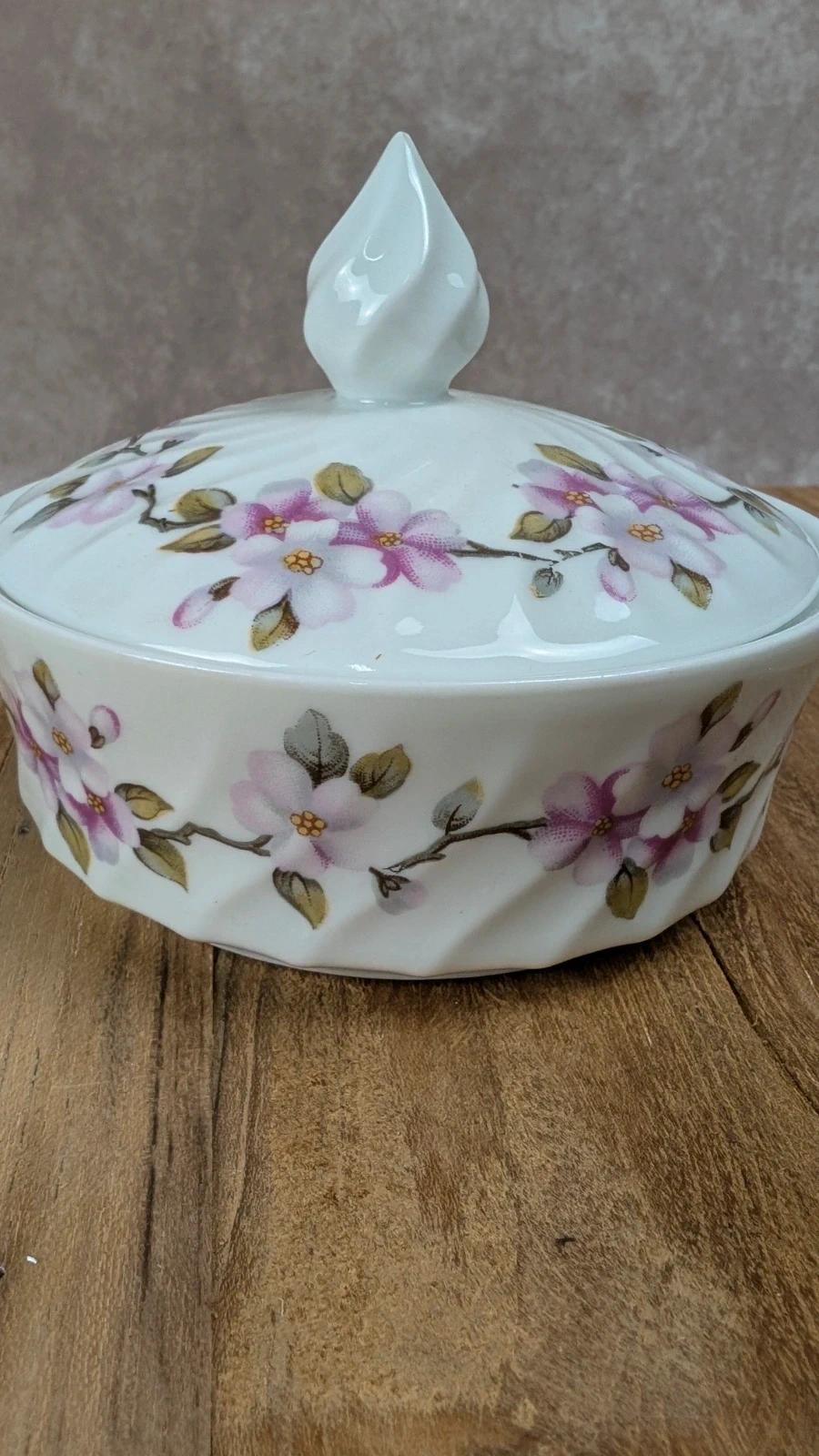 Petite boîte en porcelaine de Limoges décor fleurs